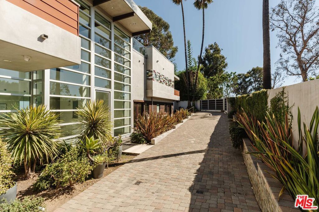 Photo of 770 Paseo Miramar, Pacific Palisades, CA 90272 (MLS # 25591219)
