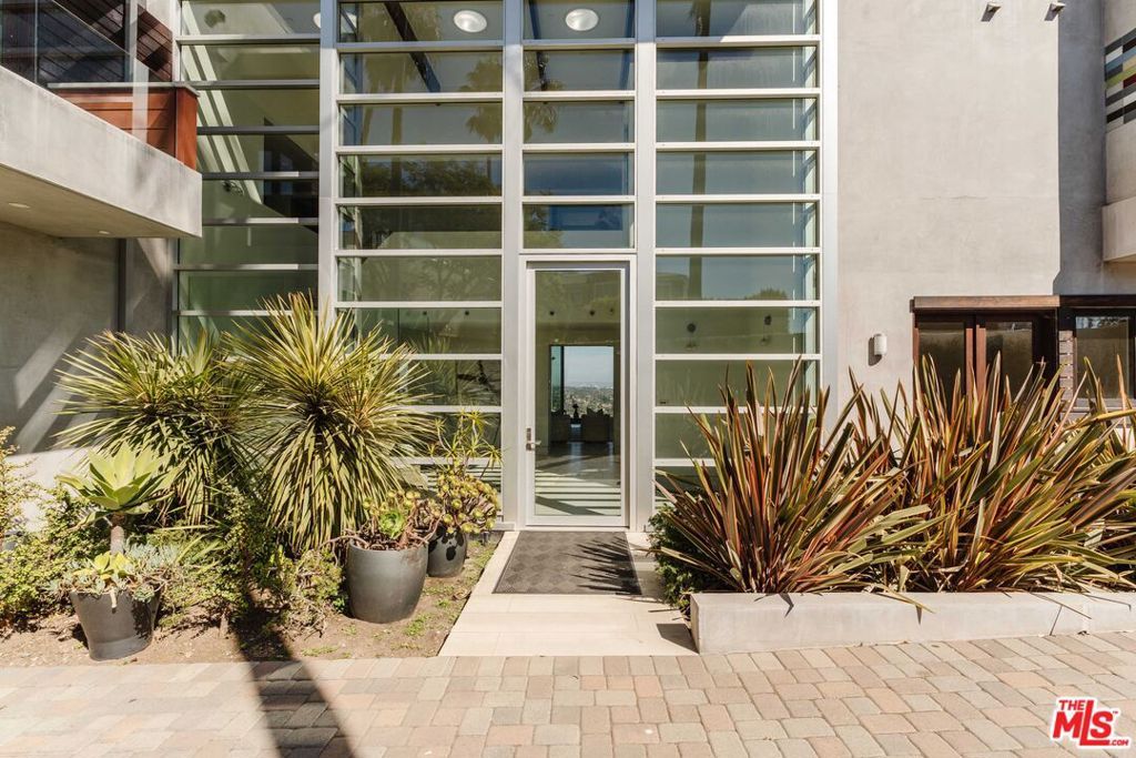 Photo of 770 Paseo Miramar, Pacific Palisades, CA 90272 (MLS # 25591219)