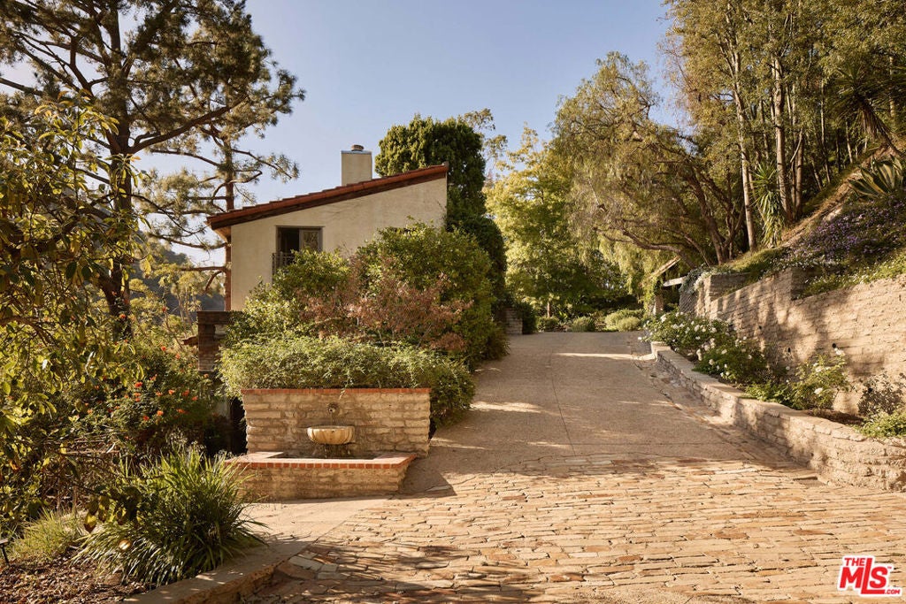 1372 Benedict Canyon Drive