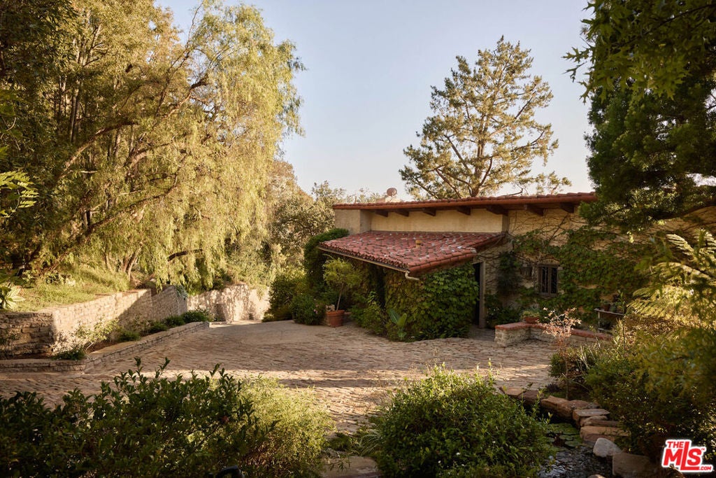 1372 Benedict Canyon Drive