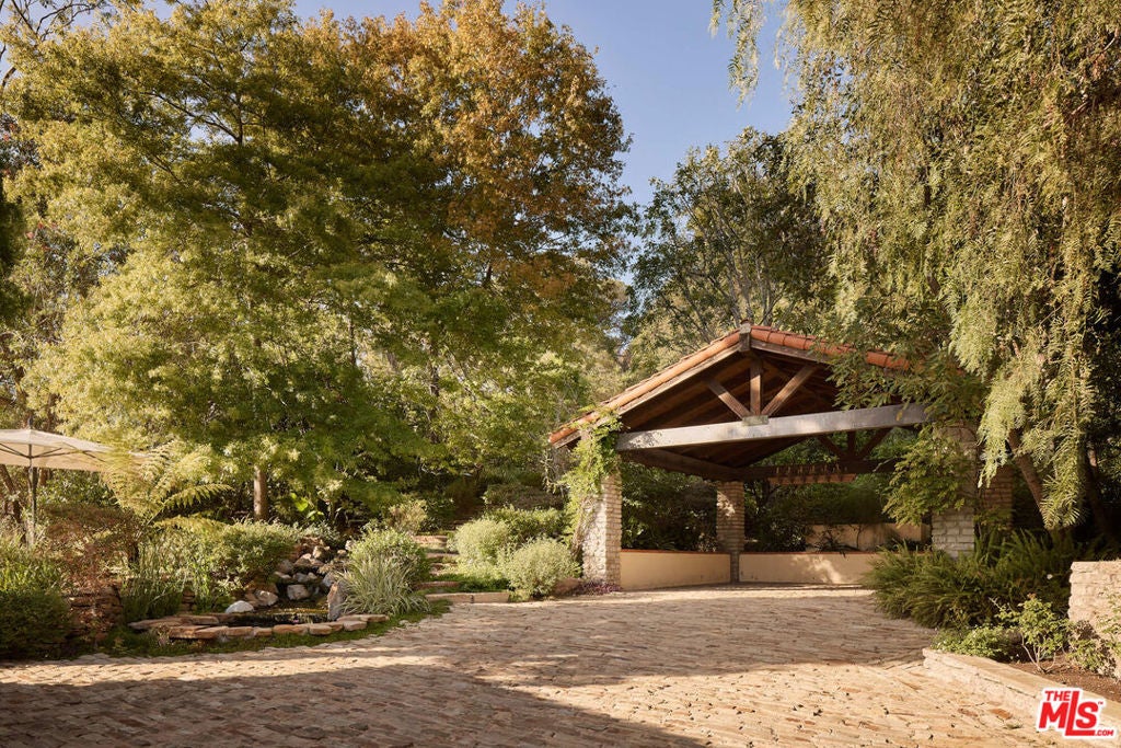 1372 Benedict Canyon Drive
