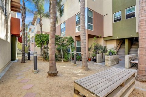 Photo of 302 E 19th Street #7, Long Beach, CA 90806 (MLS # PW25202216) Photo of 302 E 19th Street #7, Long Beach, CA 90806 (MLS # PW25202216)