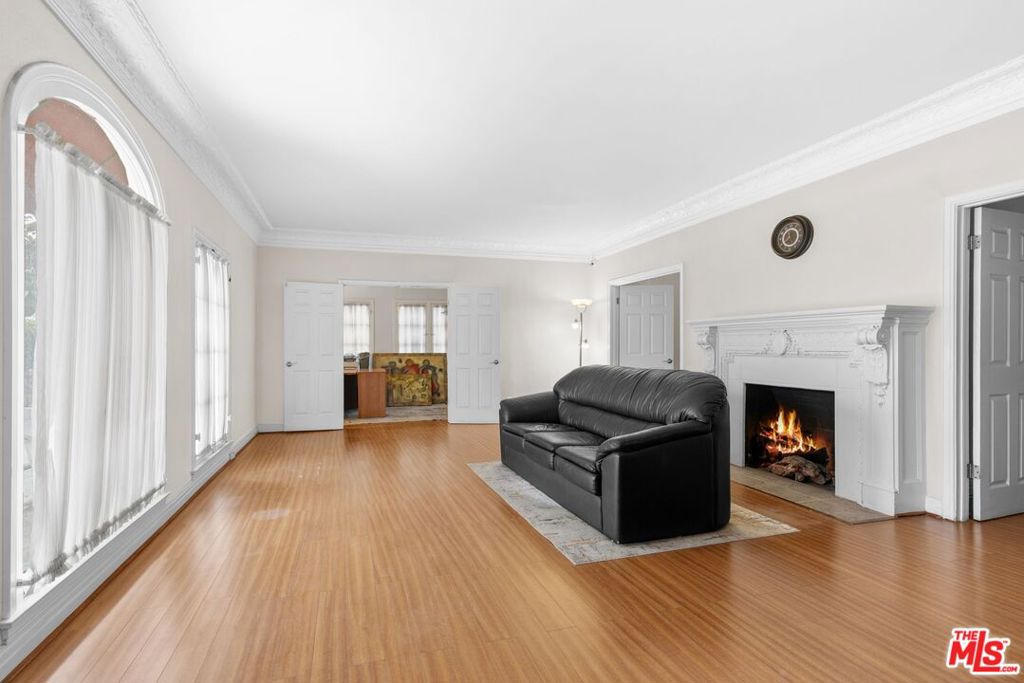 727 Crenshaw Boulevard