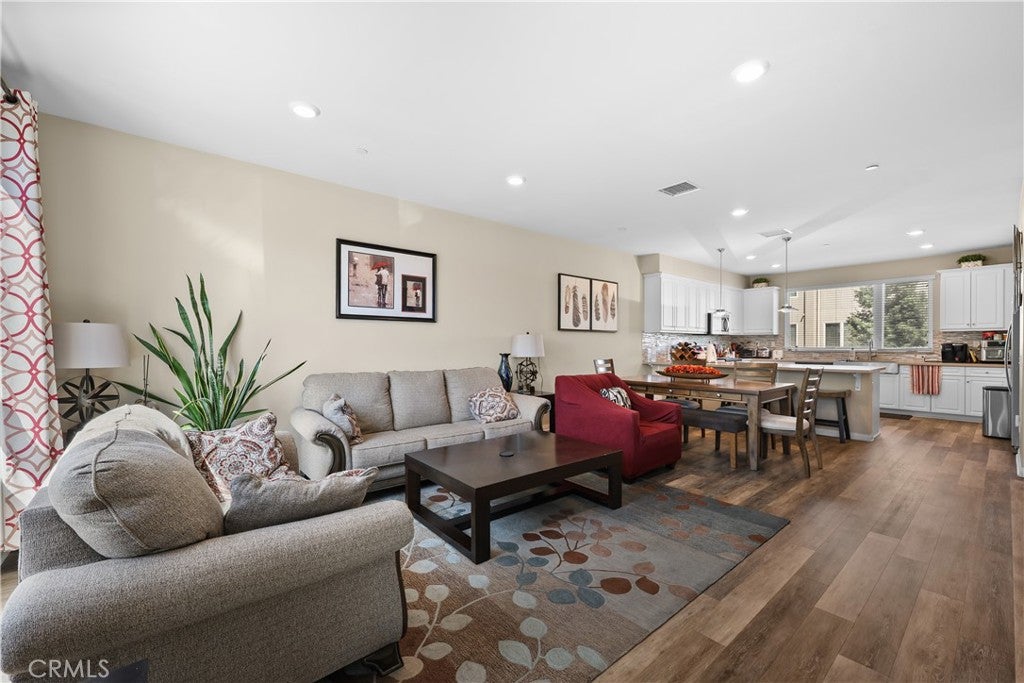 10674 Paramount