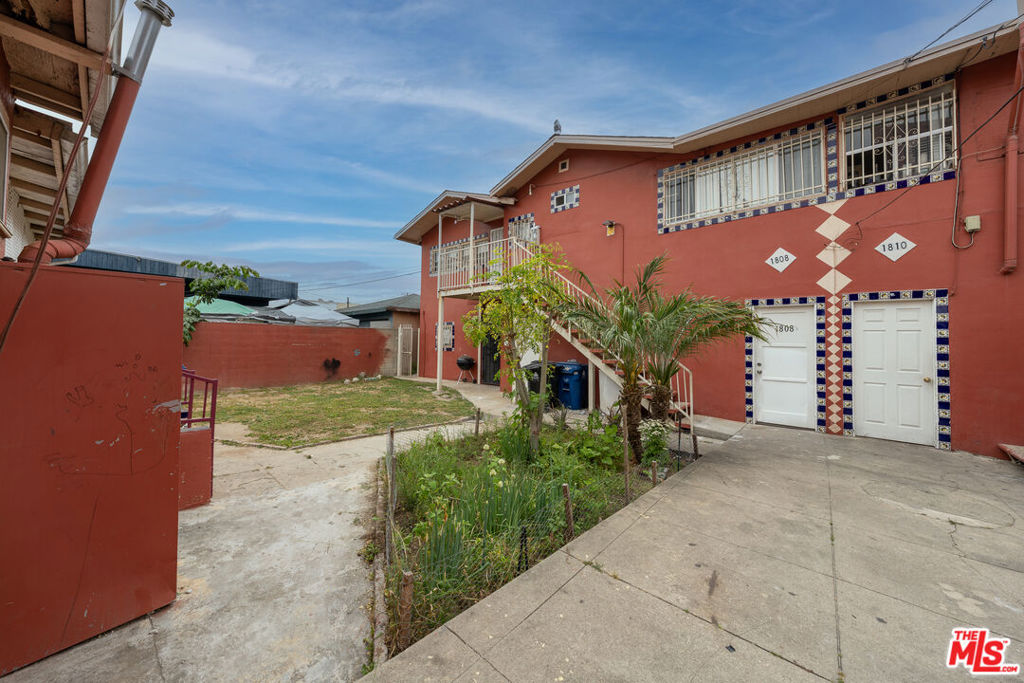 Main image without alt text