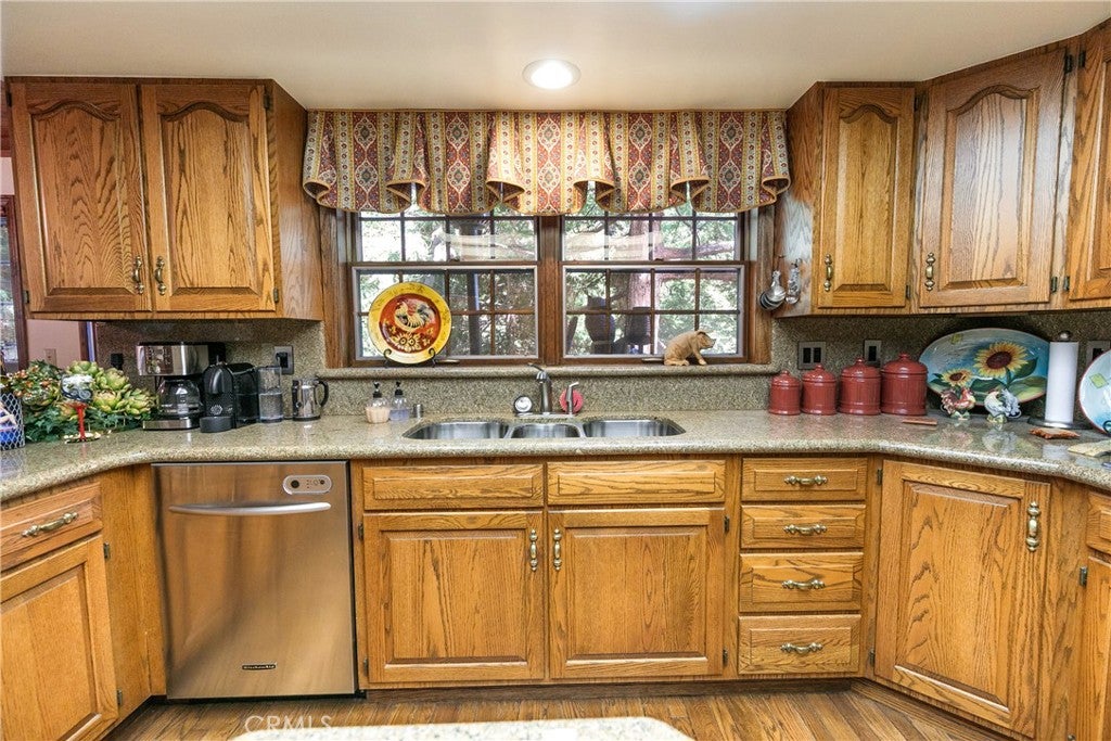 Lake Arrowhead, California, 92352, United States, 4 Bedrooms Bedrooms, ,5 BathroomsBathrooms,Residential,Active,2029756
