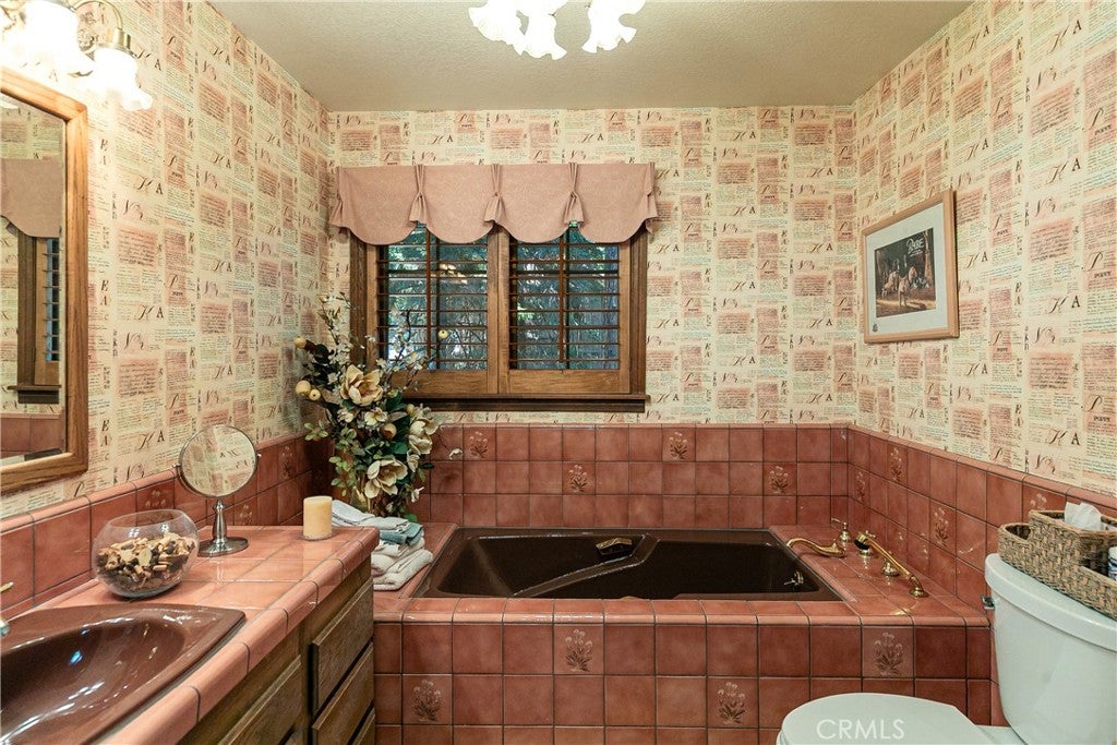 Lake Arrowhead, California, 92352, United States, 4 Bedrooms Bedrooms, ,5 BathroomsBathrooms,Residential,Active,2029756