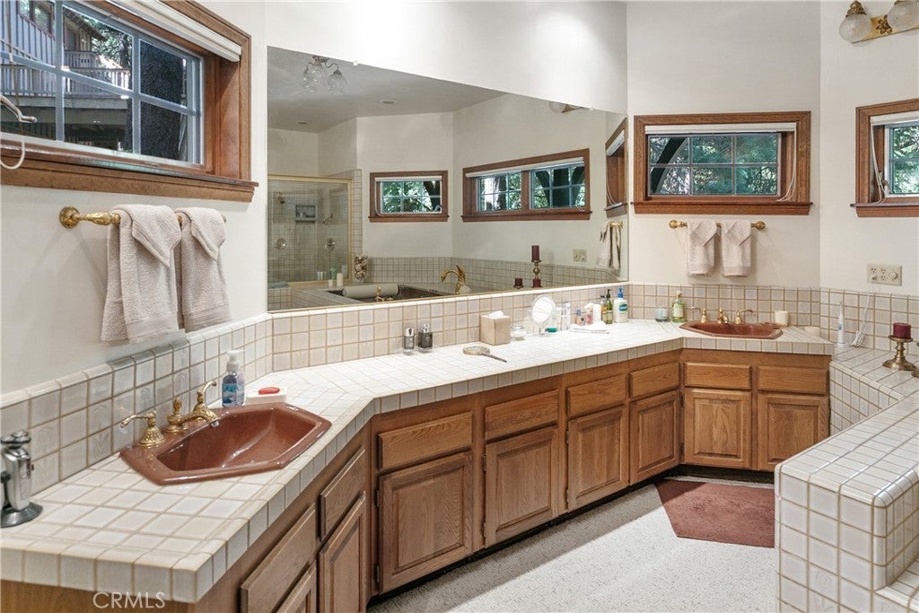 Lake Arrowhead, California, 92352, United States, 4 Bedrooms Bedrooms, ,5 BathroomsBathrooms,Residential,Active,2029756