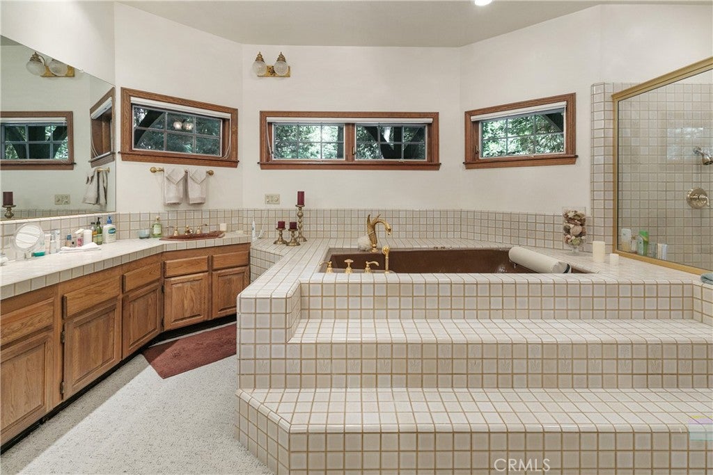 Lake Arrowhead, California, 92352, United States, 4 Bedrooms Bedrooms, ,5 BathroomsBathrooms,Residential,Active,2029756