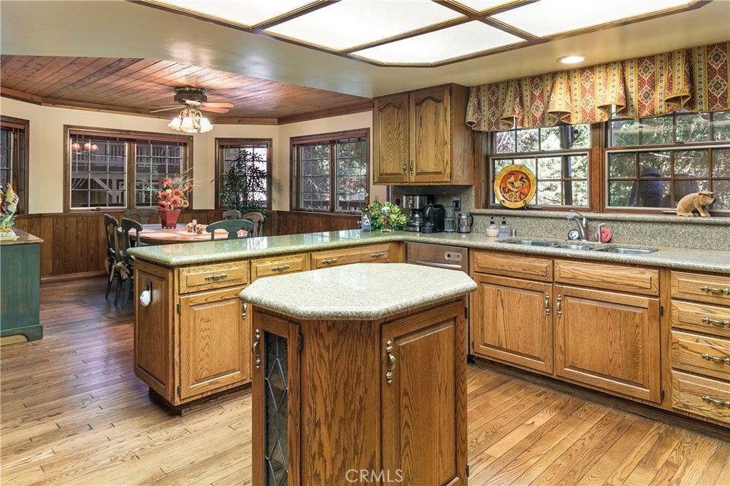 Lake Arrowhead, California, 92352, United States, 4 Bedrooms Bedrooms, ,5 BathroomsBathrooms,Residential,Active,2029756