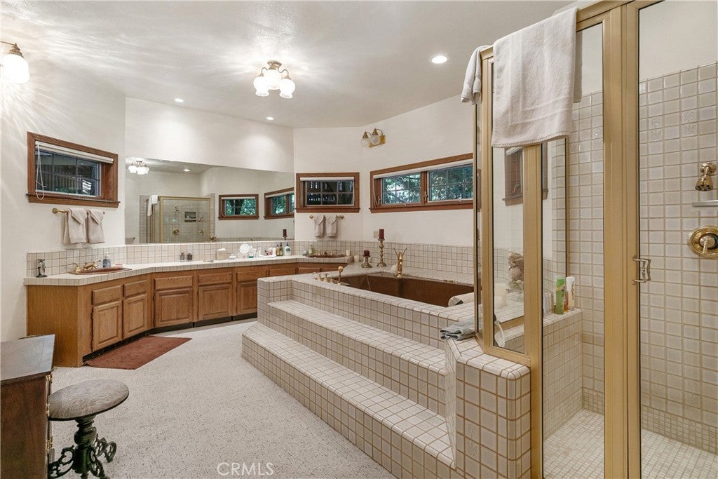 Lake Arrowhead, California, 92352, United States, 4 Bedrooms Bedrooms, ,5 BathroomsBathrooms,Residential,Active,2029756