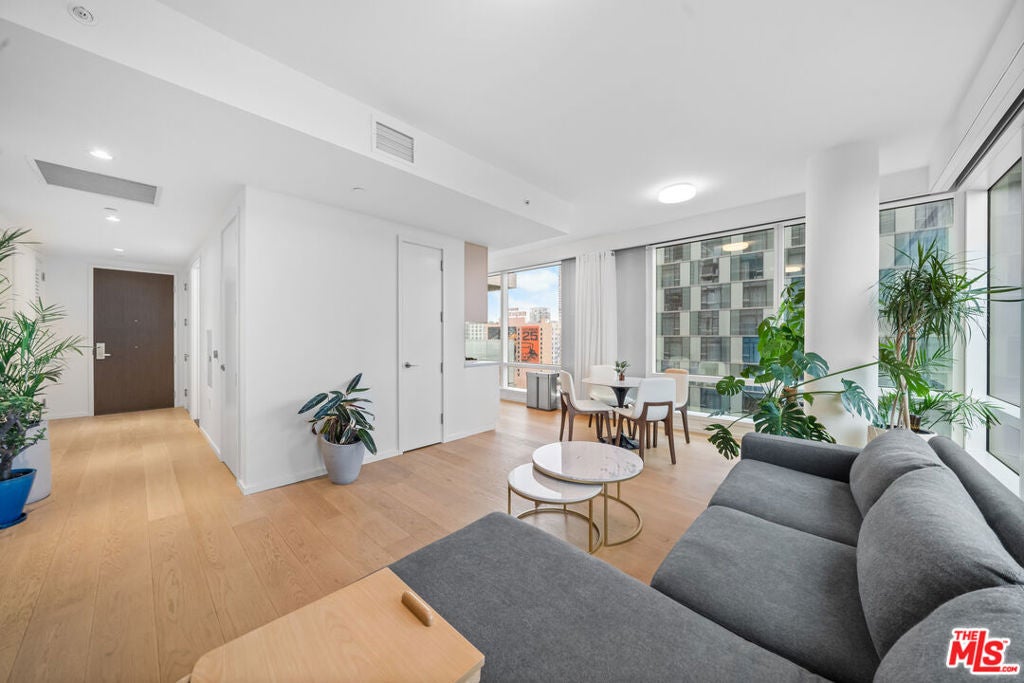 877 Francisco Street 1128