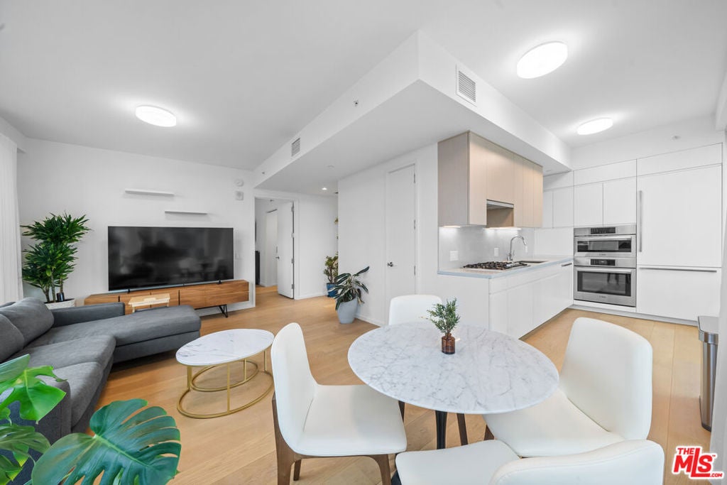877 Francisco Street 1128