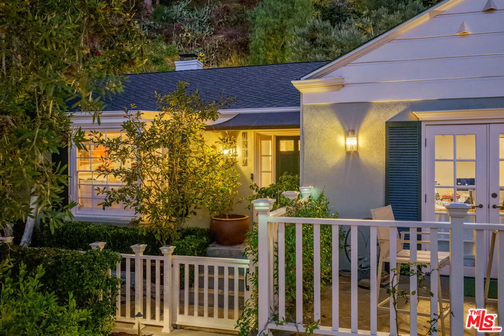 Photo of 1528 Forest Knoll Drive, Los Angeles, CA 90069 (MLS # 25604711)