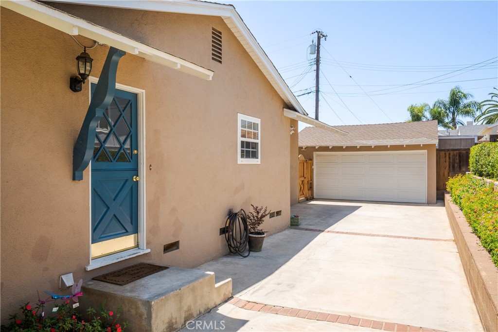 469 N Nearglen Avenue