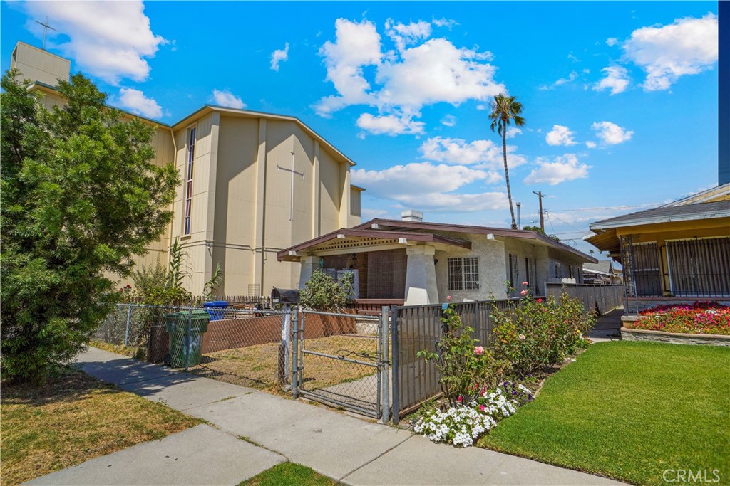 Incredible income-producing duplex with bonus space in the heart of Los Angeles! Built in 1913 and updated in 2009 with modernized plumbing and electrical, this property blends classic charm with investment strength. Best Buyers for This Property: Investors seeking stable income with built-in upside. Owner-users who want to live in one unit while offsetting the mortgage with rental income. Value-add buyers or developers looking to maximize cash flow with the bonus unit or ADU potential.
Each unit is a well-designed 1-bedroom, 1-bath (approx. 675 Sq Ft each), separately metered for gas and electricity. Unit 1 currently rents for $1,400/month and Unit 2 for $1,450/month, providing steady cash flow from day one. Both units enjoy bright interiors and functional layouts.
Adding tremendous upside, there’s an unpermitted bonus unit of approx. 600 sq. ft. featuring 1 bedroom and 1 bath—perfect for creative use, additional rental income, or future ADU potential (buyer to verify with city).
Key features:
Roof is approx. 15 years old with lots of life left.
Annual insurance is only $1,500.
Water approx. $175/month.
Lot size approx. 5,227 sq. ft. (per public record).
Duplex plus bonus space = rare versatility in this neighborhood.
Located near Vermont Square, this property sits close to major transit, schools, shopping, and Downtown LA. A prime opportunity to secure an affordable, cash-flowing asset in one of LA’s high-demand rental markets.