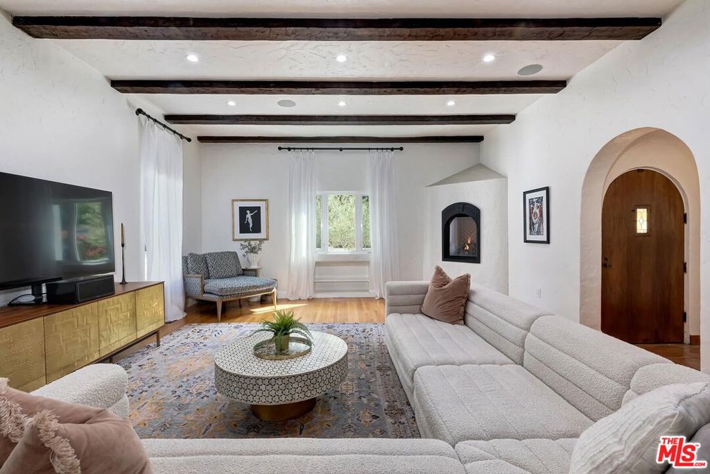3447 Primera Avenue, Los Angeles CA 90068