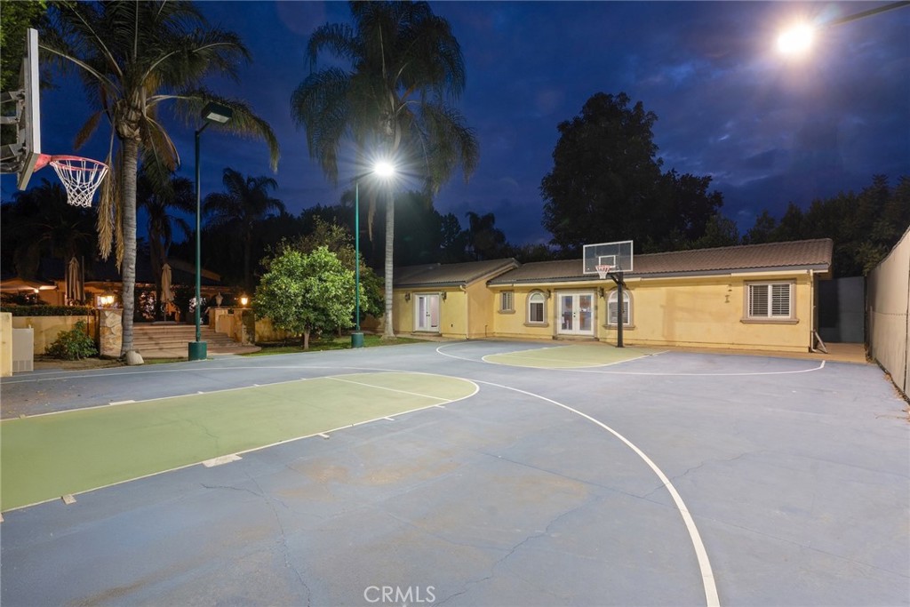 Properties 4 22851 Calvert Street