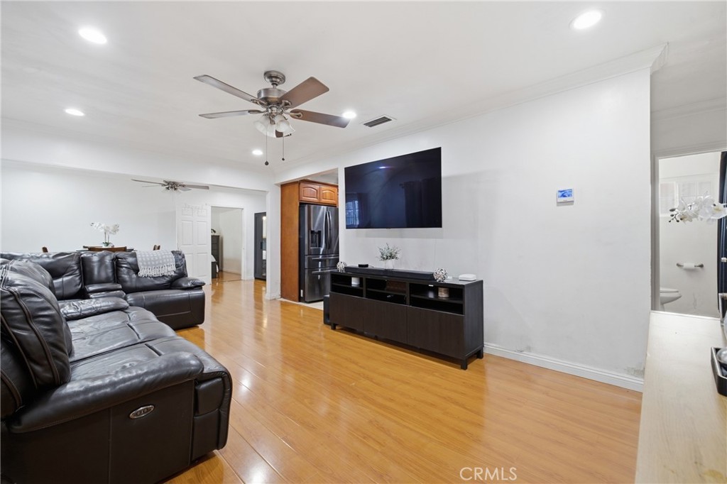 156 E 49th