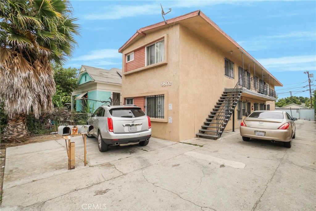 Well-priced 4-unit property in South Los Angeles, offered at $237,000 per unit and $357/SF. Current income supports a 8.01% Cap Rate and 9.18 GRM, making it a solid cash-flowing investment from day one. The building features 4 parking spaces with secure entry, a great amenity for tenants. The two story structure was built in 1959 and sits on a 4,655 square foot lot that is zoned LAR2. The construction of the property is wood-frame stucco. Great opportunity for investors looking for a simple, flexible property with upside in a growing neighborhood.