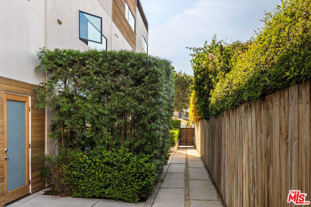 Photo of 860 S Wilton Place, Los Angeles, CA 90005 (MLS # 26718629)