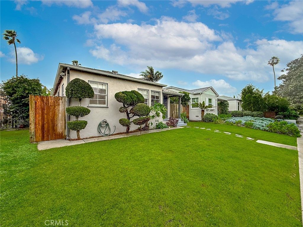 Photo of 866 Flower Avenue, Venice, CA 90291 (MLS # SR26039097)