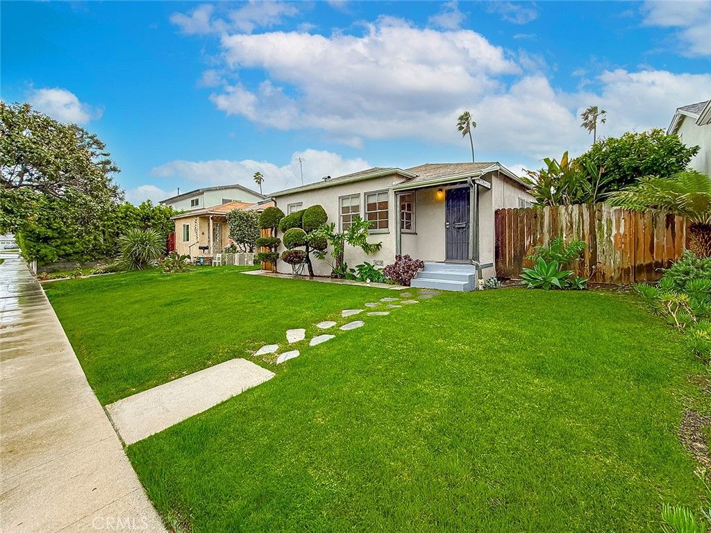 Photo of 866 Flower Ave, Venice, CA 90291 (MLS # SR26039097)