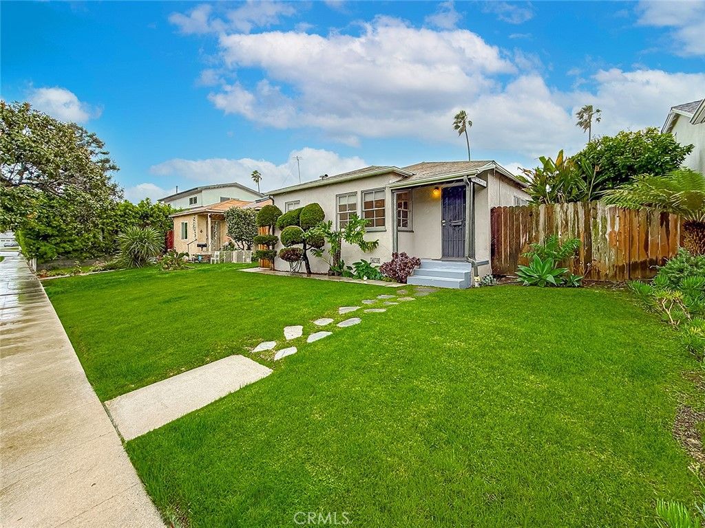 Photo of 866 Flower Avenue, Venice, CA 90291 (MLS # SR26039097)