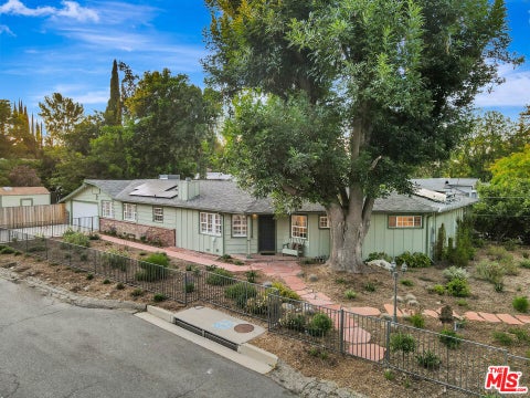 Photo of 6001 Oakdale Avenue, Woodland Hills, CA 91367 (MLS # 26674211)
