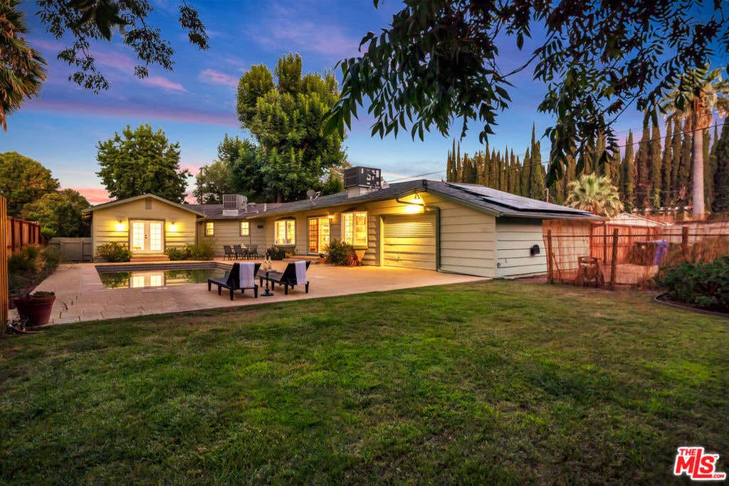 Photo of 6001 Oakdale Avenue, Woodland Hills, CA 91367 (MLS # 26674211)