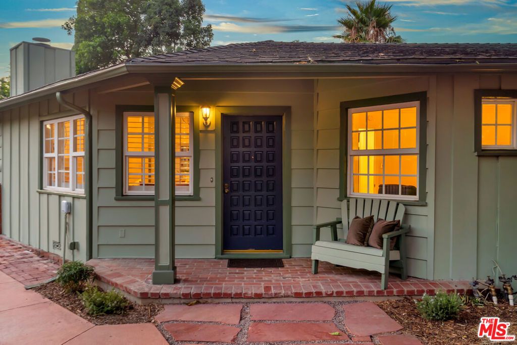 Photo of 6001 Oakdale Avenue, Woodland Hills, CA 91367 (MLS # 26674211)