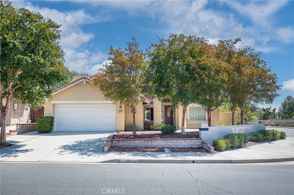 Charming Single-Story Home on the West Side of Murrieta!
Welcome to this beautiful single-story home on a desirable corner lot in the San Ravelle Community. With a low HOA, this property offers comfort, convenience, and plenty of space both inside and out.
The oversized backyard is perfect for entertaining, gardening, or simply relaxing outdoors. Inside, you’ll find a light-filled living room and a spacious family room with a fireplace, tile flooring, and soaring high ceilings. The kitchen features an island with abundant cabinetry for storage, an open layout that flows easily into the main living areas, creating a great space for gatherings.
This home includes three bedrooms and two bathrooms, with one bedroom offering built-in bookshelves—ideal for a private home office. The primary suite boasts a luxurious bath with a relaxing soaking tub, separate shower, and direct access to the backyard through a sliding door. Additional highlights include a laundry room with garage access and a two-car garage, newer AC unit. Low Property Taxes! Low HOA!