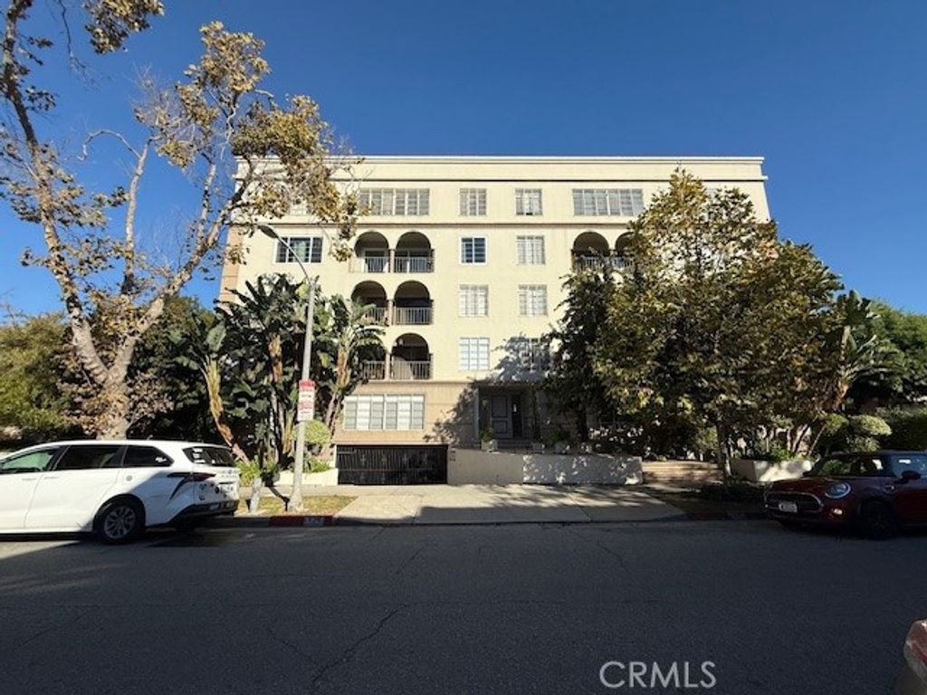 Photo of 434 S Canon Dr #202, Beverly Hills, CA 90212 (MLS # SR26054518)