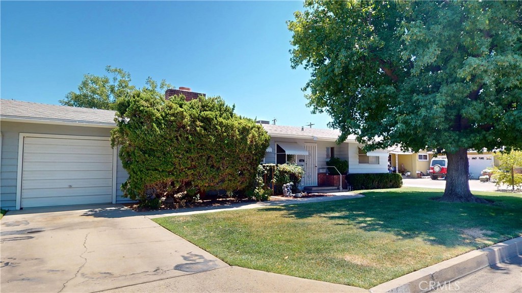 Cozy Home close to Town & Country Park & shopping.
3 spacious bedrooms with hardwood floors, 2 bath rooms, Light and airy living room & family room with brick fireplace. Delightful kitchen with pullout drawers in the cabinets. One car attach garage & laundry area. Huge rear yard with mature shade and fruit & nut trees. Concrete patio area and grass area ready for entertaining. A must see Home.