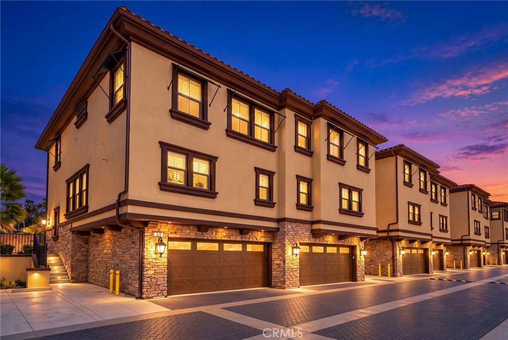 656 W Huntington L2