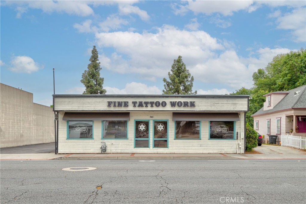 Welcome to 745 W Chapman Avenue – a unique commercial opportunity just west of the iconic Orange Circle in Old Town Orange. This charming stand-alone building, built in 1959, exudes character and offers 1,593 square feet of versatile space, ideal for a variety of potential uses. Whether you're envisioning retail, professional office, creative studio, or a boutique service, this property provides a flexible canvas for your business goals. Situated on a lot with its own dedicated parking, this property combines practical convenience with classic appeal. Enjoy the benefits of both car and foot traffic, thanks to its prime location on Chapman Ave as well as its close proximity to Chapman University, the Metrolink Station, and the vibrant shops, restaurants, and historic architecture of Old Town Orange. This is a rare opportunity to establish your presence in one of Orange County’s most beloved neighborhoods. Don’t miss your chance to build your business in the heart of Old Town! Tenant to verify approved use with the City of Orange.