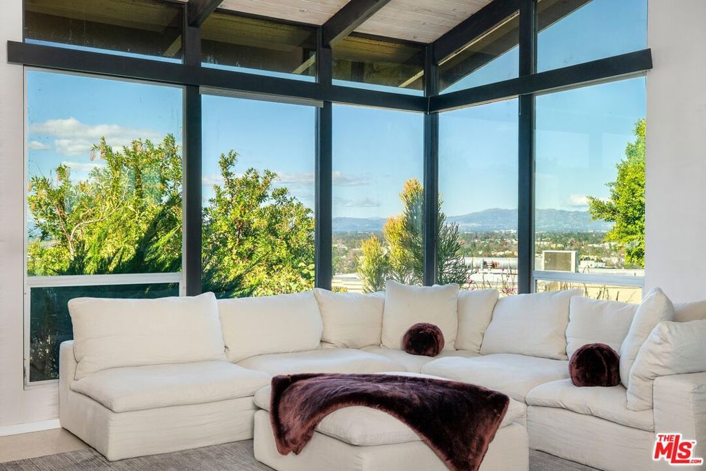 Photo of 3834 Buena Park Drive, Studio City, CA 91604 (MLS # 26636713)