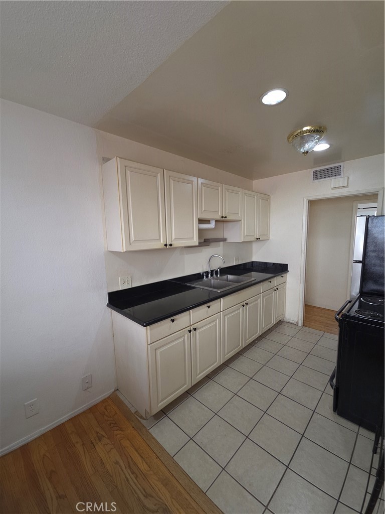 One of the lowest priced condos in the Downtown area. This spacious condominium is a ground floor unit located in a small building consisting of only 6 units total. Exceptionally low HOA. The kitchen has been updated with newer cabinets and granite counter tops. A large dining area is located off the kitchen. Real hardwood floors throughout the unit. There is also lots of storage in the hallway cabinets. 1 large bedroom with a walk-in closet. Fantastic location that is a quick walk to all the restaurants and activities on Pine Ave. Excellent Walk Score of 94, Public Transit score of 77 and Bikeable score of 88.