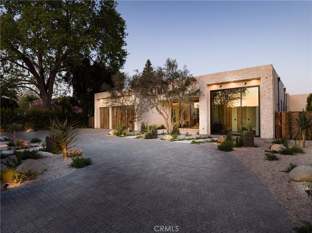 Photo of 5824 Manton Avenue, Woodland Hills, CA 91367 (MLS # SR25275369)