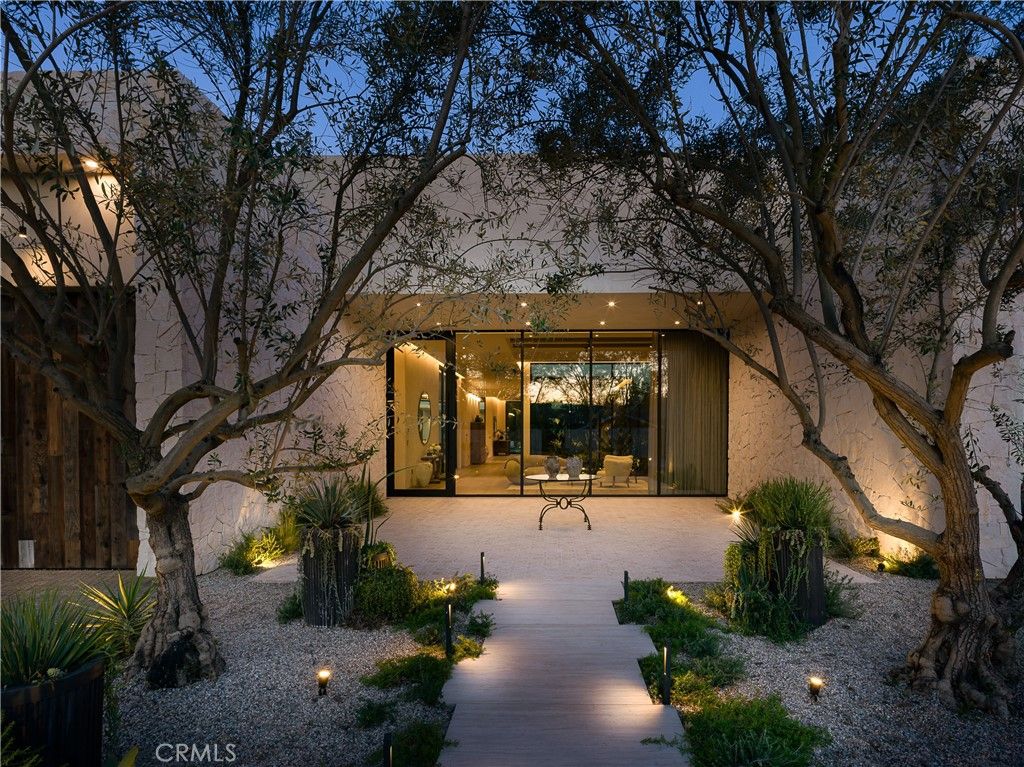 Photo of 5824 Manton Avenue, Woodland Hills, CA 91367 (MLS # SR25275369)