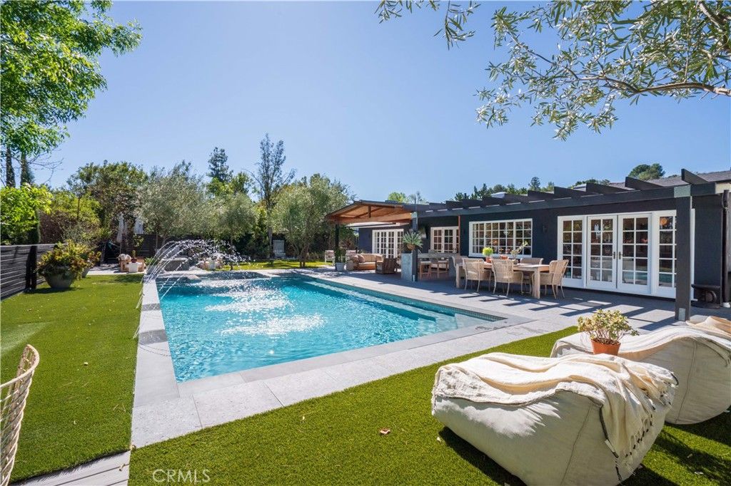 Photo of 5910 Pat Avenue, Woodland Hills, CA 91367 (MLS # SR25239413)