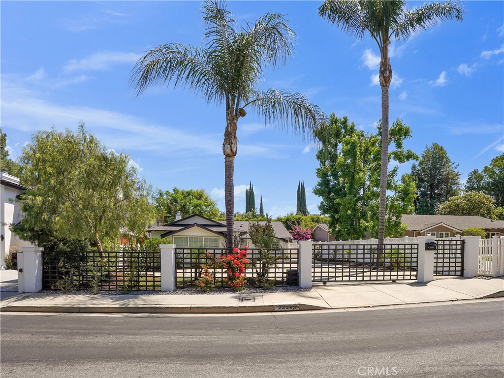 22263 Avenue San Luis