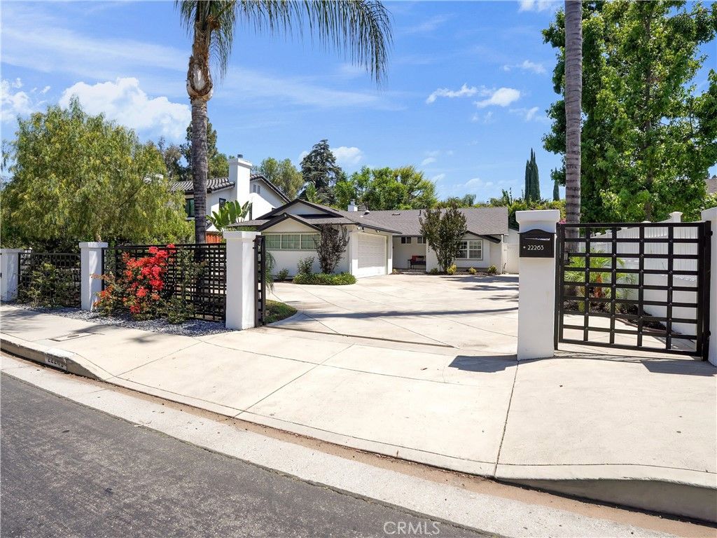 Photo of 22263 Avenue San Luis, Woodland Hills, CA 91364 (MLS # SR26116848)