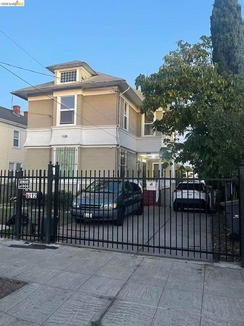 2212 2212 17Th Ave Oakland CA 94606