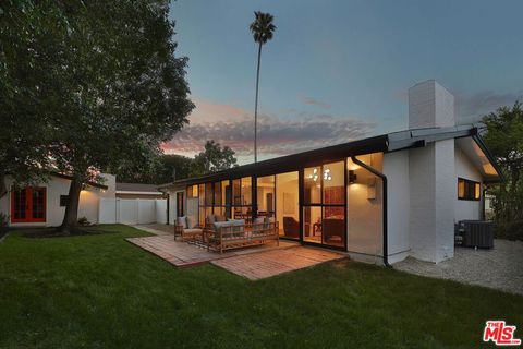 Photo of 20330 Bryant Street, Winnetka, CA 91306 (MLS # 26659275)