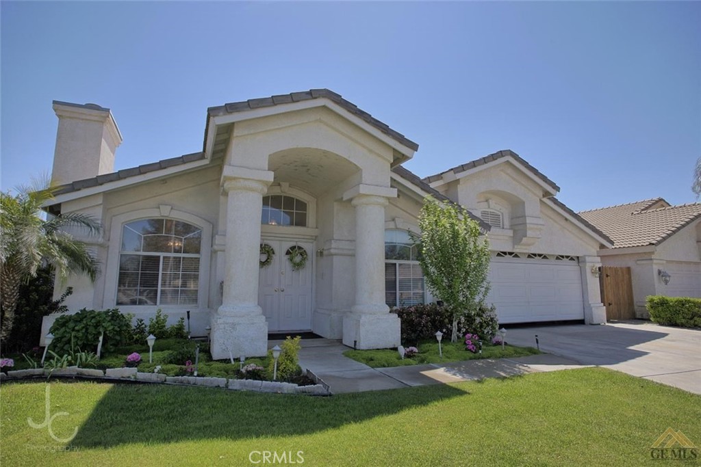 Welcome to this spacious 5-bedroom, 2-bathroom home perfectly situated on a quiet cul-de-sac, just a short walk from award-winning schools, eateries, shopping, and convenient access to the Westside Parkway. This thoughtfully designed residence features a versatile layout with separate formal living and dining areas, ideal for hosting gatherings or enjoying quiet evenings.
The expansive great room seamlessly connects to the kitchen, creating a warm and open space perfect for entertaining or everyday family living. Each bedroom offers generous size and comfort, making this home an excellent choice for larger families or those who love to entertain. The home has been well cared for by the original owners over the years but needs updating making it perfect for your own personal touch and priced accordingly.
Don't miss your chance to own this ideally located home, so schedule your private showing today before it's gone!