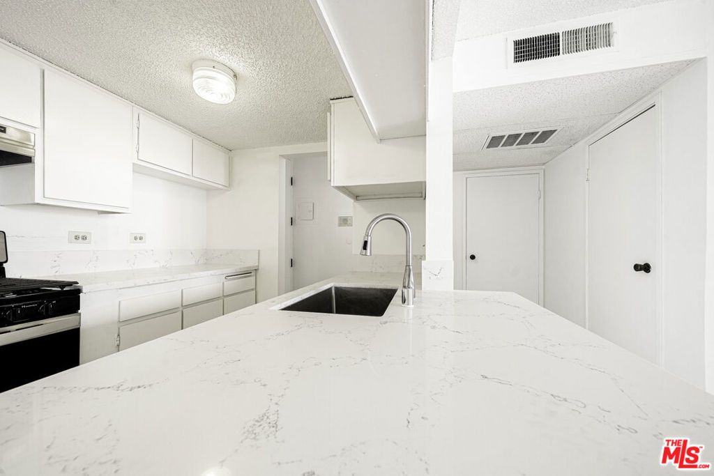 Photo of 421 S La Fayette Park Place #711, Los Angeles, CA 90057 (MLS # 25528921)