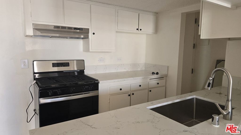 Photo of 421 S La Fayette Park Place #711, Los Angeles, CA 90057 (MLS # 25528921)