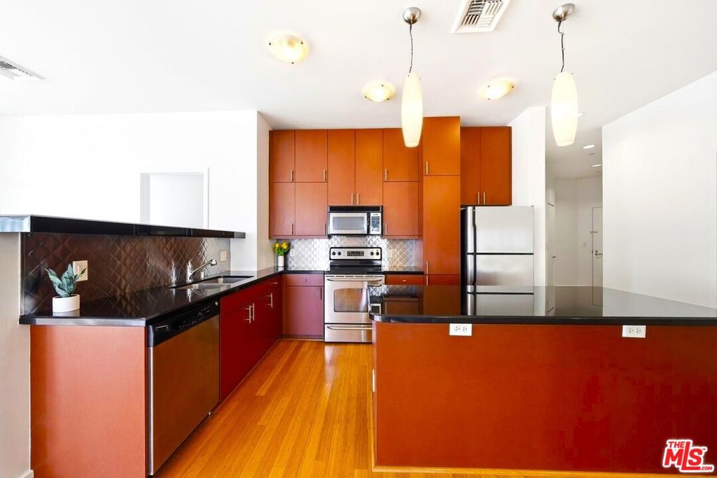 3810 Wilshire Boulevard 605