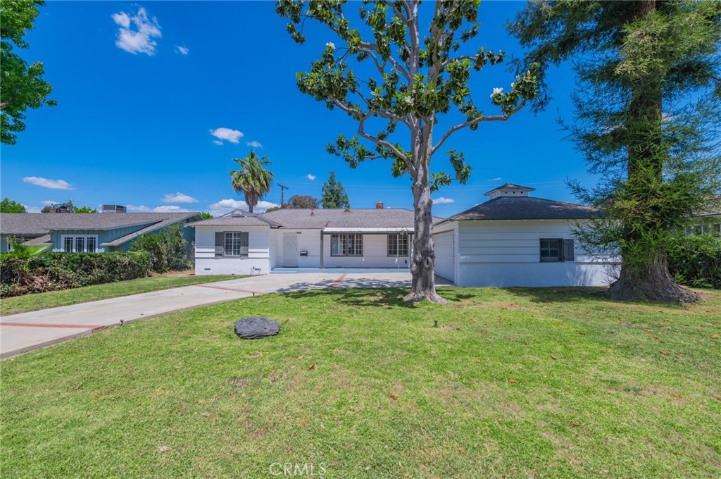 2135 E Daniels